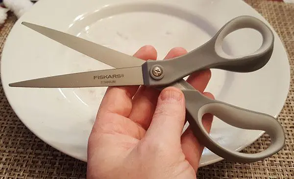 scissors for trimming articulated streamers